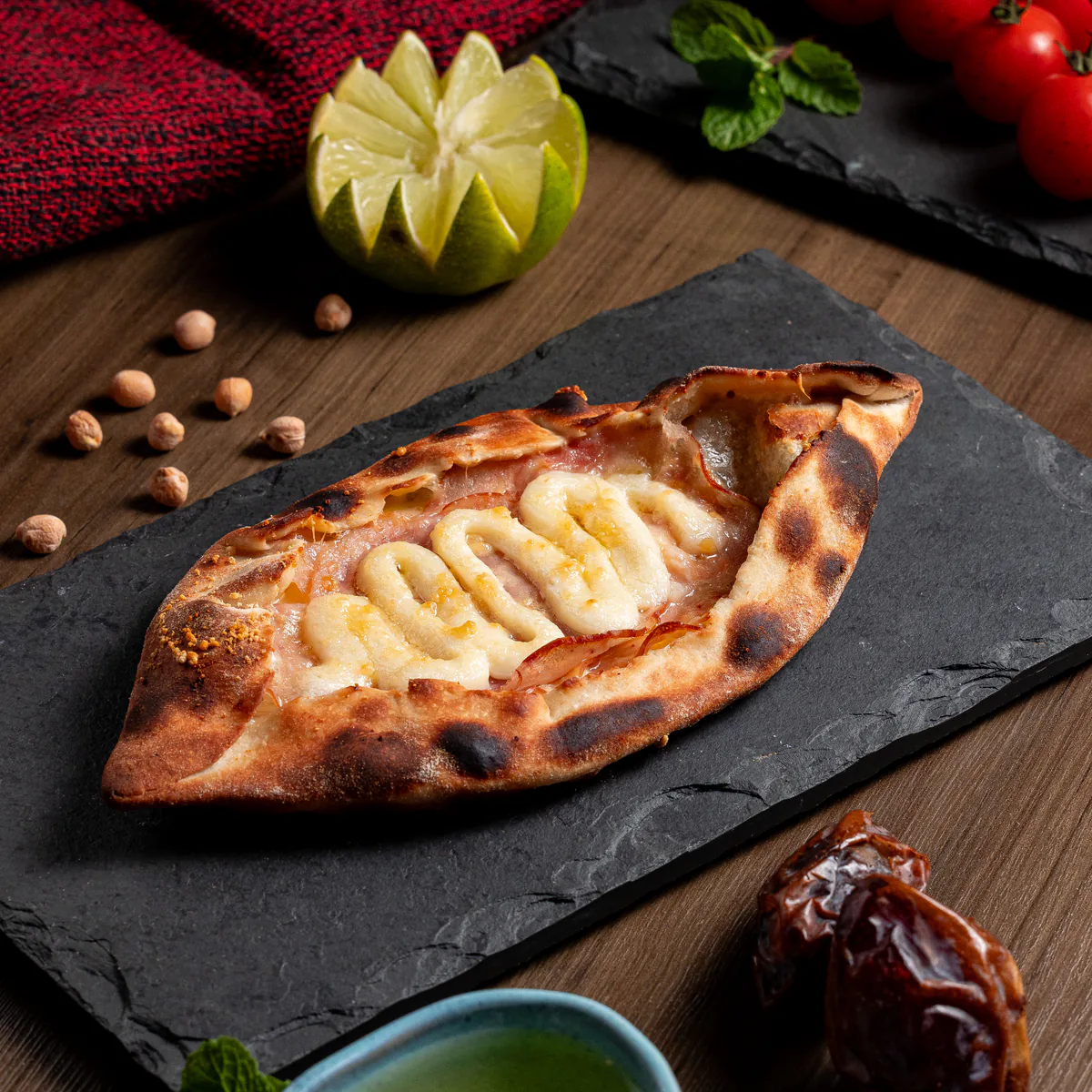 Esfiha à moda com queijo derretido