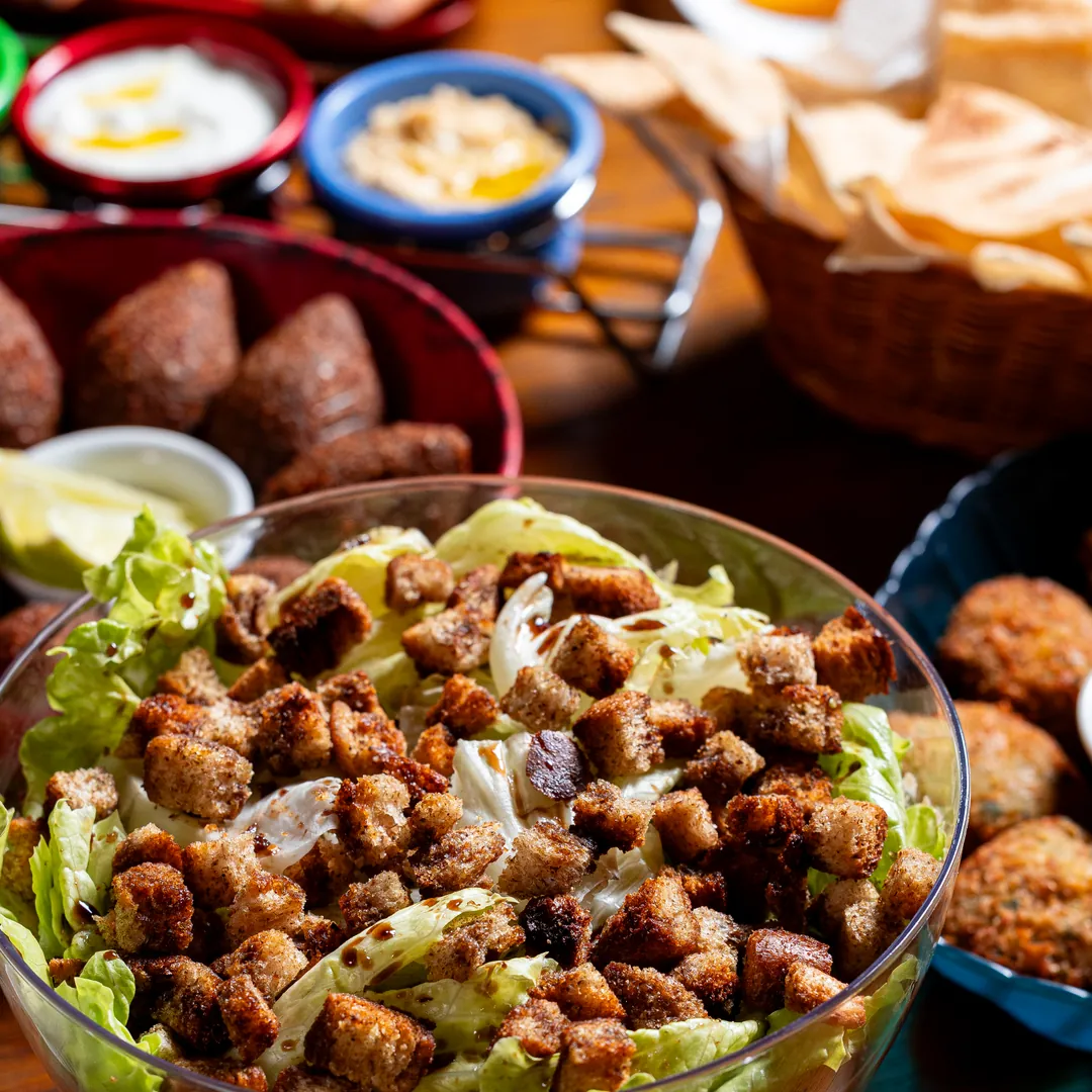 Salada fresca da casa finalizada com pão sírio crocante