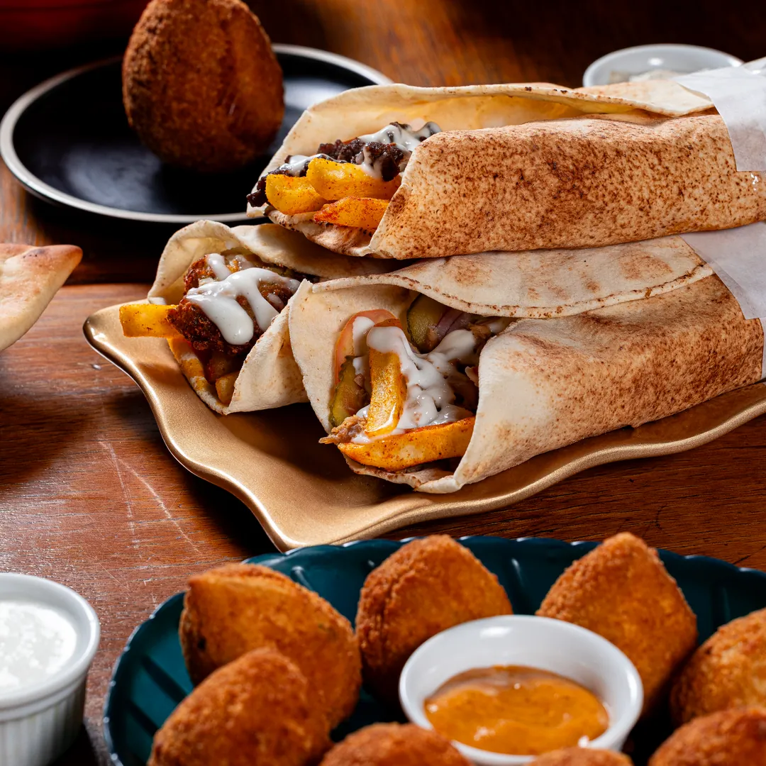 Shawarmas recheados acompanhados de quibes